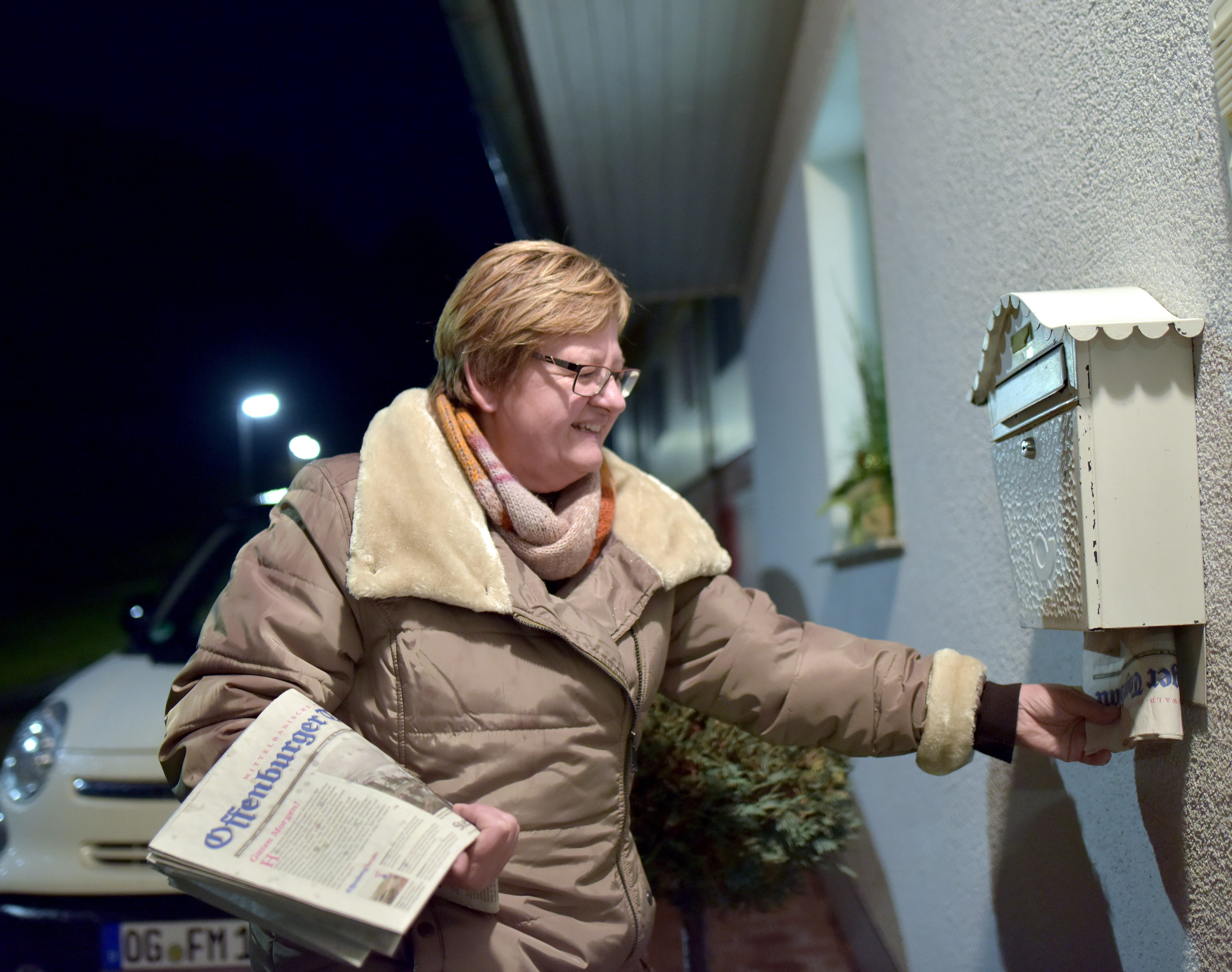 Maria N._2 Maria N. beim Zeitungstecken